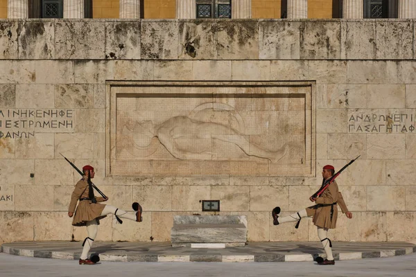 เปลี่ยนยามประธานาธิบดี Evzones, สแควร์ Syntagma, เอเธนส์ — ภาพถ่ายสต็อก