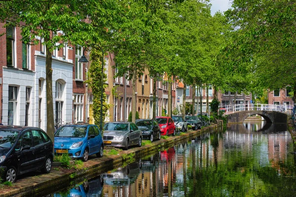 Auto 's op grachtengordel in de Delftse straat. Delft, Nederland — Stockfoto