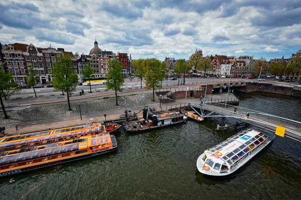 Widok z lotu ptaka na kanał Amsterdam z łodzi turystycznych w pobliżu Amsterdam Centraal — Zdjęcie stockowe