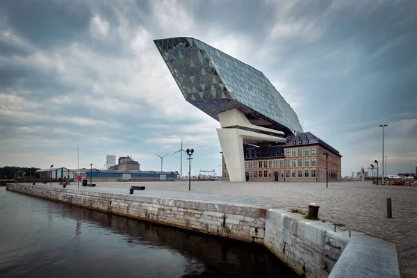 Siège de l'administration portuaire d'Anvers, conçu par le célèbre architecte roumain Zaha Hadid, Anvers, Belgique — Photo