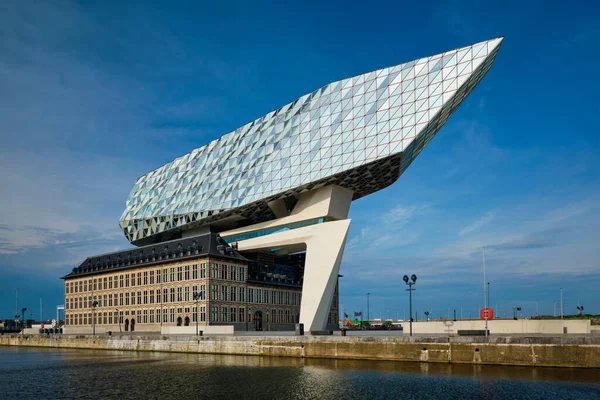 Штаб-квартира администрации порта Антверпен, спроектированная известным иранским архитектором Заха Хадидом, Антверпен, Бельгия — стоковое фото