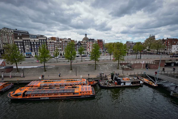 Légi kilátás Amszterdam csatorna turisztikai hajók közelében Amsterdam Centraal — Stock Fotó