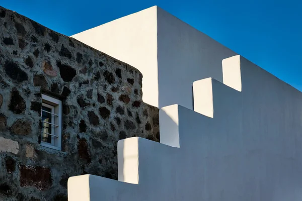 Görög építészet elvont háttér - fehérre meszelt ház lépcsővel. Milos sziget, Görögország — Stock Fotó