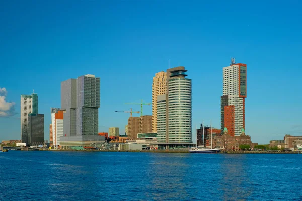 Rotterdam felhőkarcolói a Nieuwe Maas folyóra néznek. Rotterdam — Stock Fotó