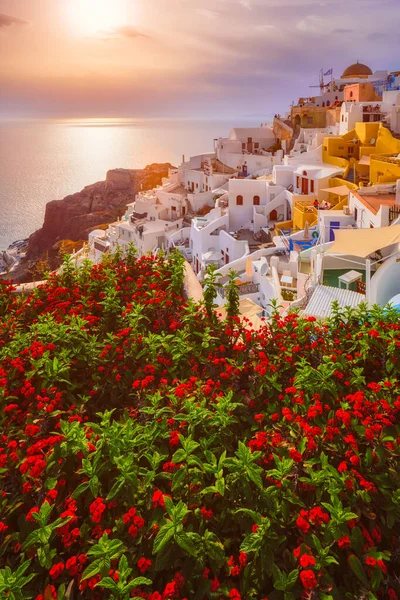 Naplemente Oia felett Santorini szigetén nyáron. Santorini, Görögország — Stock Fotó