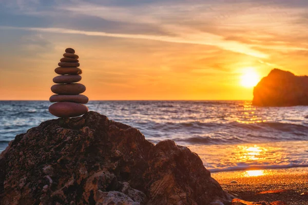 平衡与和谐的概念-海滩上的石堆 — 图库照片