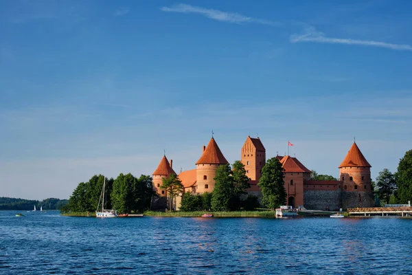 Zamek na wyspie Trakai, Jezioro Galve, Litwa — Zdjęcie stockowe