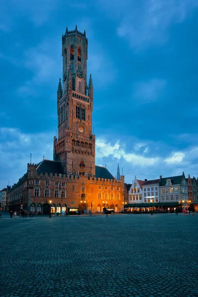 Belfry tower and Grote markt square in Bruges, Belgium on dusk in twilight — Stock Photo, Image