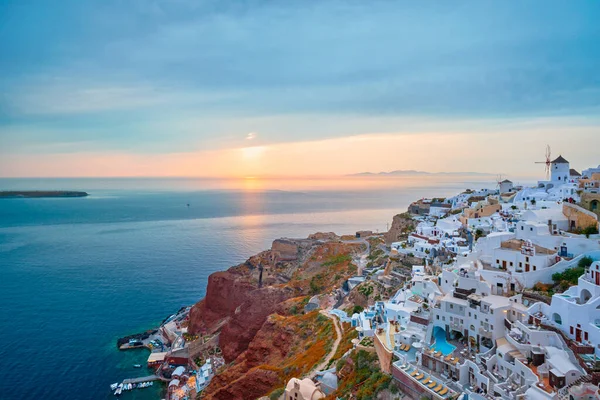 Híres görög turisztikai célpont Oia, Görögország — Stock Fotó