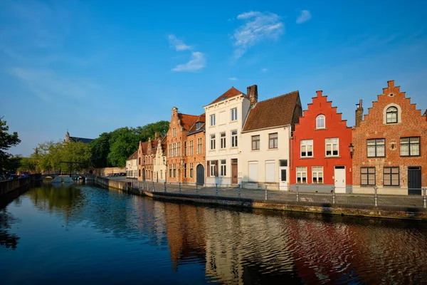 Canale e vecchie case. Bruges Brugge, Belgio — Foto Stock