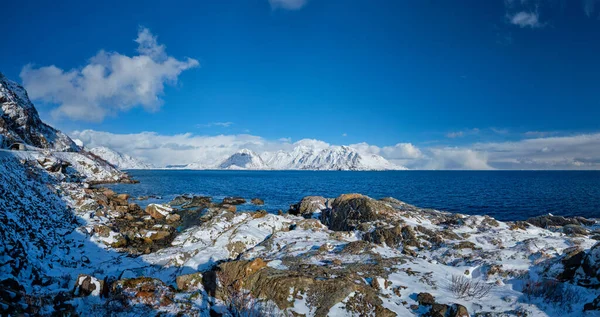 Lofoten eilanden en Noorse zee in de winter, Noorwegen — Stockfoto