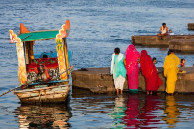 Kadınlar sabah Pooja yapıyor.