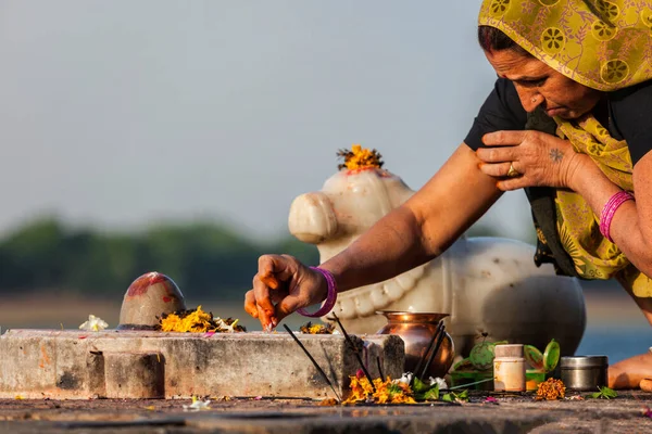 Femme indienne effectue matin pooja sur la rivière sainte ghats Narmada — Photo