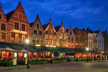 Bruges Grote markt Meydanı 'nda birçok kafe ve restoranı olan ünlü bir turistik yer.
