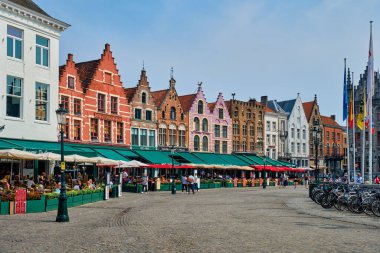 Bruges Grote markt Meydanı 'nda birçok kafe ve restoranı olan ünlü bir turistik yer.