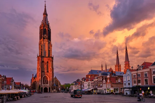 Nieuwe Kerk New Church protestant church at Delft Market Square Markt with people — 스톡 사진