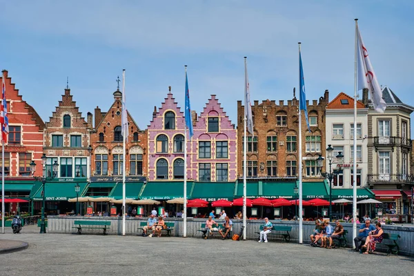 Bruges Grote markt praça lugar turístico famoso com muitos cafés e restaurantes — Fotografia de Stock