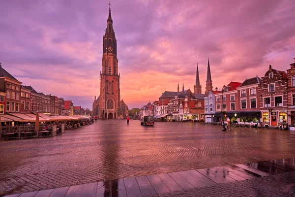 Nieuwe Kerk Ny kyrka protestantiska kyrka på Delft Salutorget Markt med människor — Stockfoto