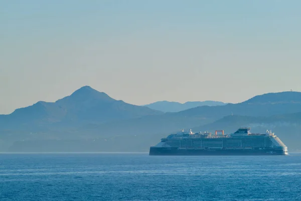 Navio de cruzeiro no mar Mediterrâneo — Fotografia de Stock