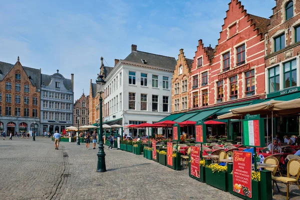 Bruges Grote markt praça lugar turístico famoso com muitos cafés e restaurantes — Fotografia de Stock