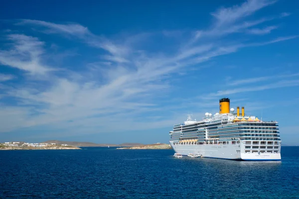 Kryssningsfartyg Costa Luminosa i Medelhavet nära Mykonos ön. Egeiska havet, Grekland — Stockfoto