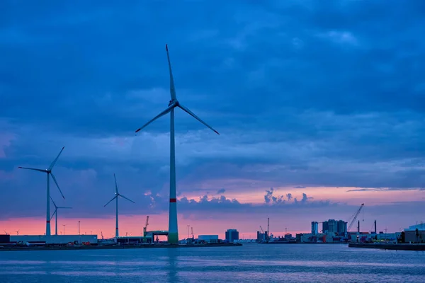 Turbinas eólicas en el puerto de Amberes por la noche — Foto de Stock