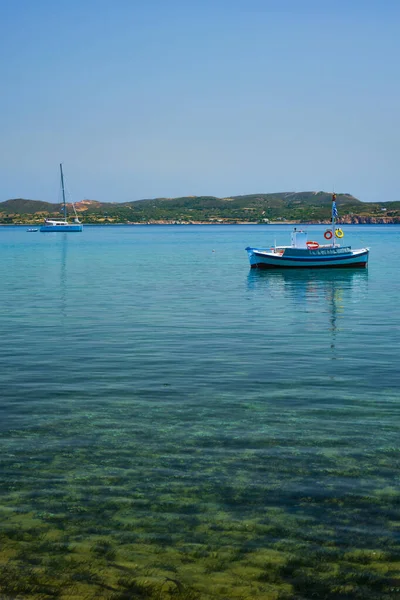 Yunanistan 'ın Milos adası yakınlarındaki Ege Denizi' nde Yunan balıkçı teknesi — Stok fotoğraf