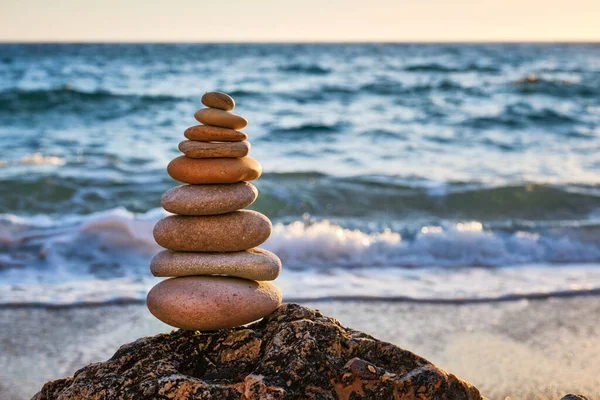 Conceito de equilíbrio e harmonia - pilha de pedra na praia — Fotografia de Stock