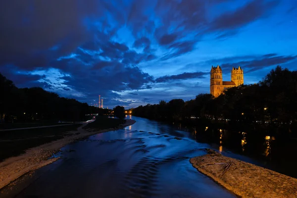 Fiume Isar, parco e chiesa di San Massimiliano dal ponte di Reichenbach. Munchen, Baviera, Germania. — Foto Stock