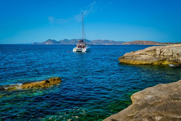 Yacht boat at Sarakiniko Beach in Aegean sea, Milos island , Greece — Stock Photo, Image