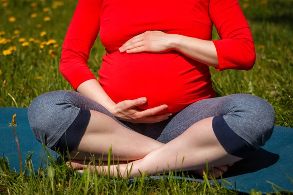 Schwangere bei Asana Sukhasana im Freien — Stockfoto