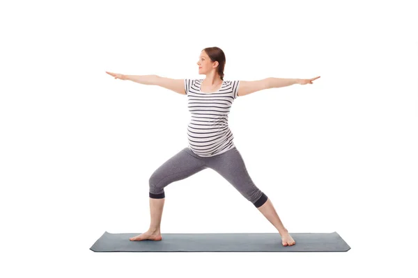 Mujer embarazada haciendo yoga asana Virabhadrasana 2 —  Fotos de Stock