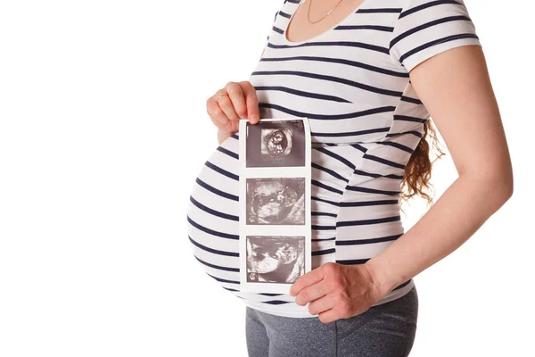 Schwangere steht und hält Ultraschall-Baby-Scan — Stockfoto