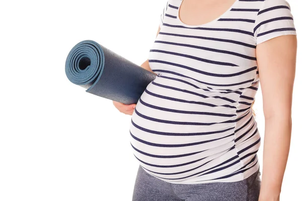 Schwangere steht mit Yogamatte — Stockfoto