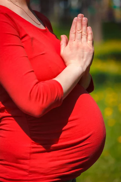 妊娠中の女性アサナタダサナマウンテンポーズ屋外 — ストック写真