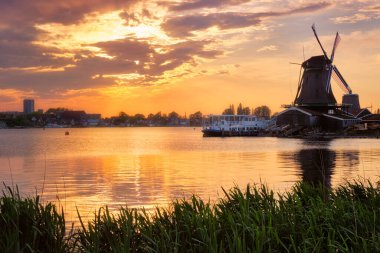 Gün batımında Hollanda 'daki Zaanse Schans' da yel değirmenleri. Zaandam, Nether