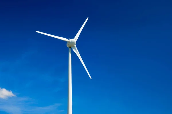 空の風力発電機タービン — ストック写真
