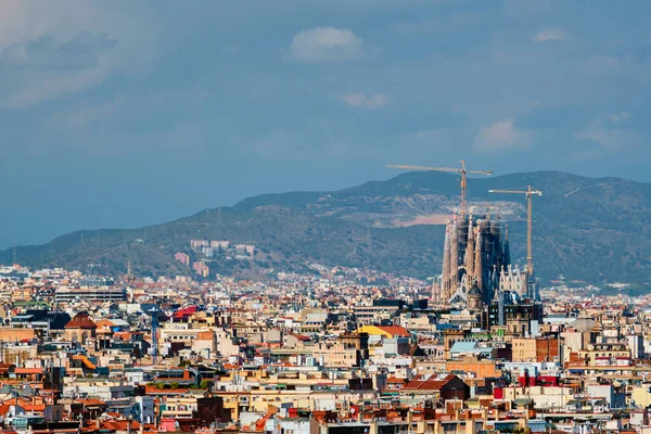 Vista aérea de la ciudad de Barcelona con la famosa basílica de la Sagrada Familia en construcción —  Fotos de Stock