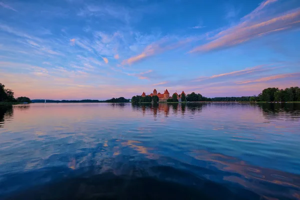 Hrad Trakai Island v jezeře Galve, Litva — Stock fotografie