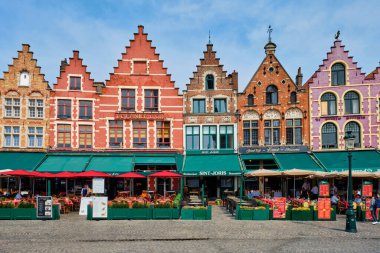 Bruges Grote markt Meydanı 'nda birçok kafe ve restoranı olan ünlü bir turistik yer.