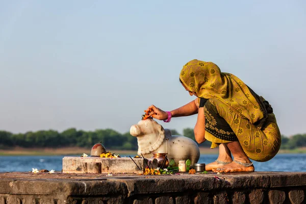 Femme indienne effectue matin pooja sur la rivière sainte ghats Narmada — Photo