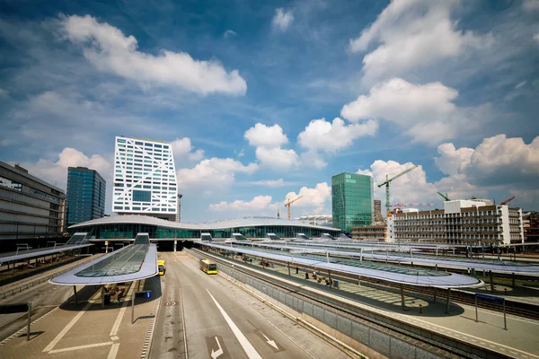 Utrecht现代公共汽车和火车站Utrecht Centraal，荷兰 — 图库照片