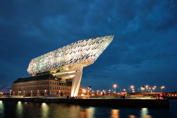 Sede de la administración portuaria de Amberes, diseñada por la famosa arquitecta iraní Zaha Hadid, Amberes, Bélgica —  Fotos de Stock