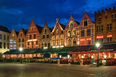 Bruges Grote markt Meydanı 'nda birçok kafe ve restoranı olan ünlü bir turistik yer.