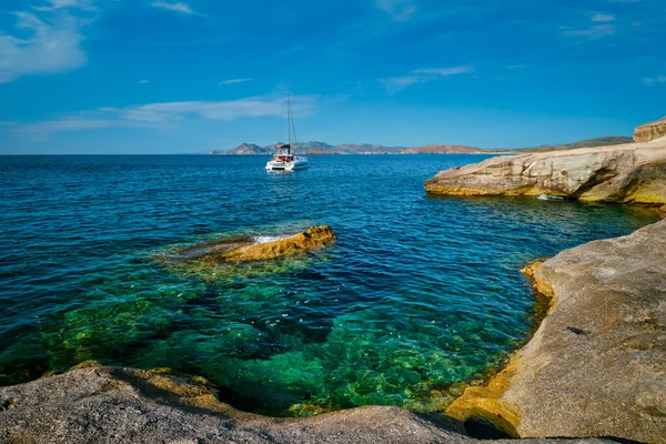 Yachtboot am Strand von Sarakiniko in der Ägäis, Insel Milos, Griechenland — Stockfoto