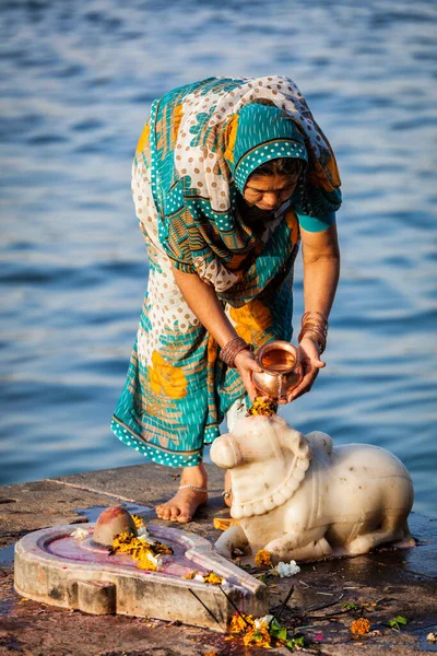 Femme indienne effectue matin pooja sur la rivière sainte ghats Narmada — Photo