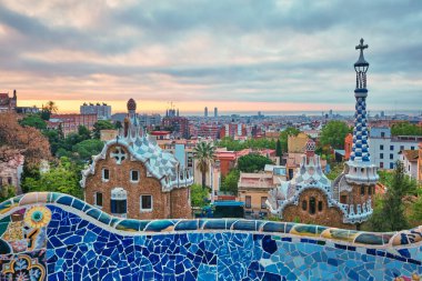 Guell Park 'tan Barselona şehir manzarası. Park Guell 'deki renkli mozaik binanın gün doğumu manzarası