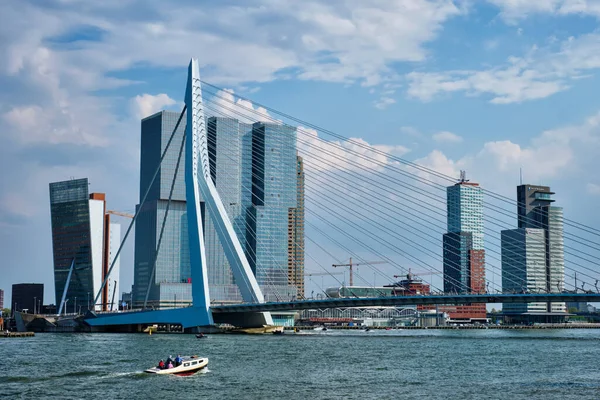 Veduta del sityscape di Rotterdam con ponte Erasmusbrug su Nieuwe Maas e grattacieli di architettura moderna — Foto Stock