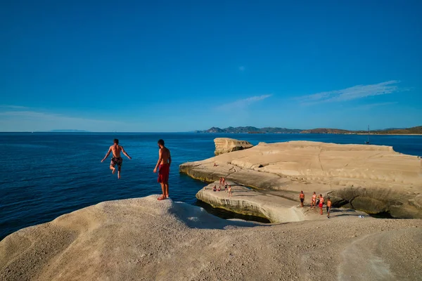 Młodzi turyści skaczą z białych skał do morza — Zdjęcie stockowe