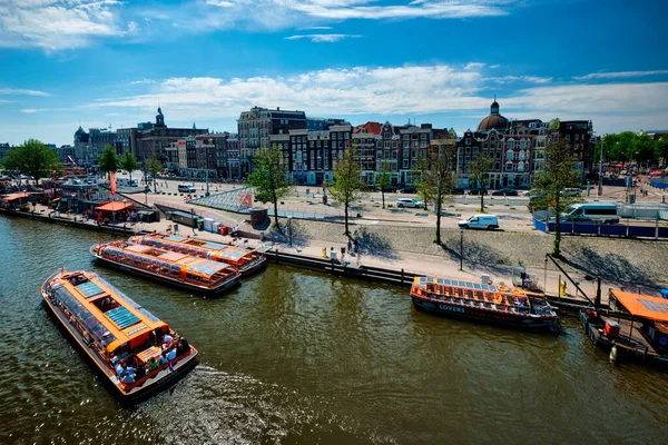 Aerial view of Amsterdam canal with tourist boats near Amsterdam Centraal — Stock Photo, Image